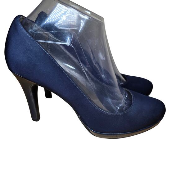 Womens Bandolino 3" Heels Comfortable Classy Womens Size 8
Excellent condition - Picture 7 of 8